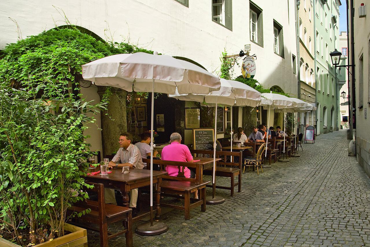 Restaurant Dicker Mann Hotel Zum Blauen Krebs Regensburg Ngoại thất bức ảnh
